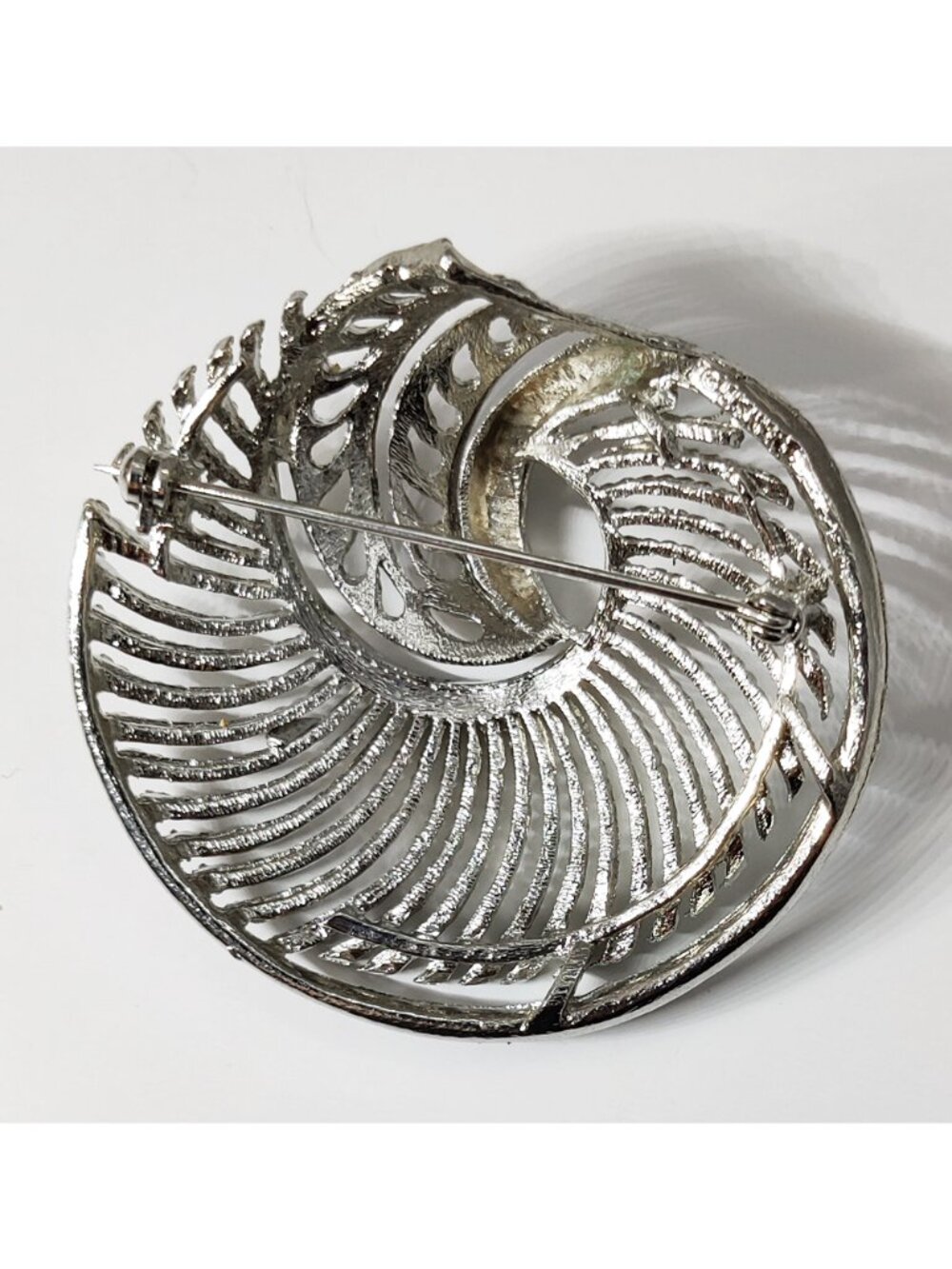Vintage 1950-70s Signed Lisner Brushed Silver Plated Art Nouveau Leaf Brooch - Picture 2 of 3